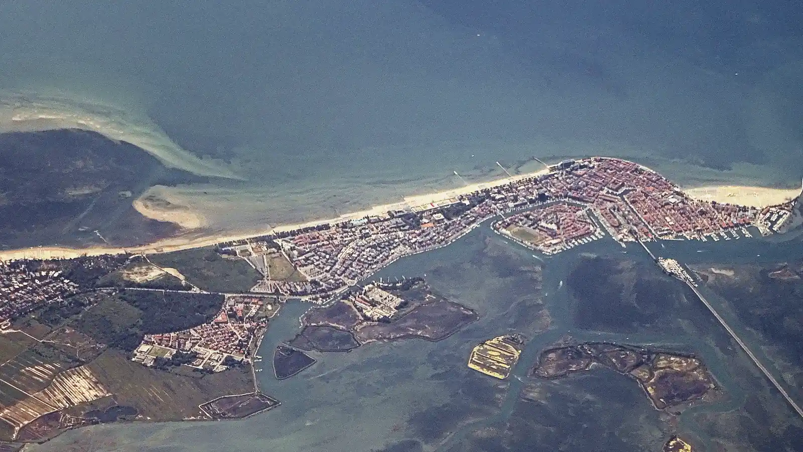 Grado dall'aereo: la città sull'isola tra il mare aperto e la laguna.