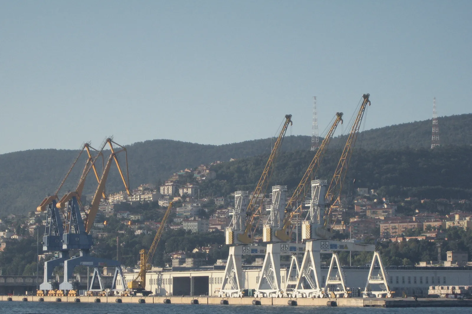 Le gru del porto commerciale di Trieste contro il cielo.