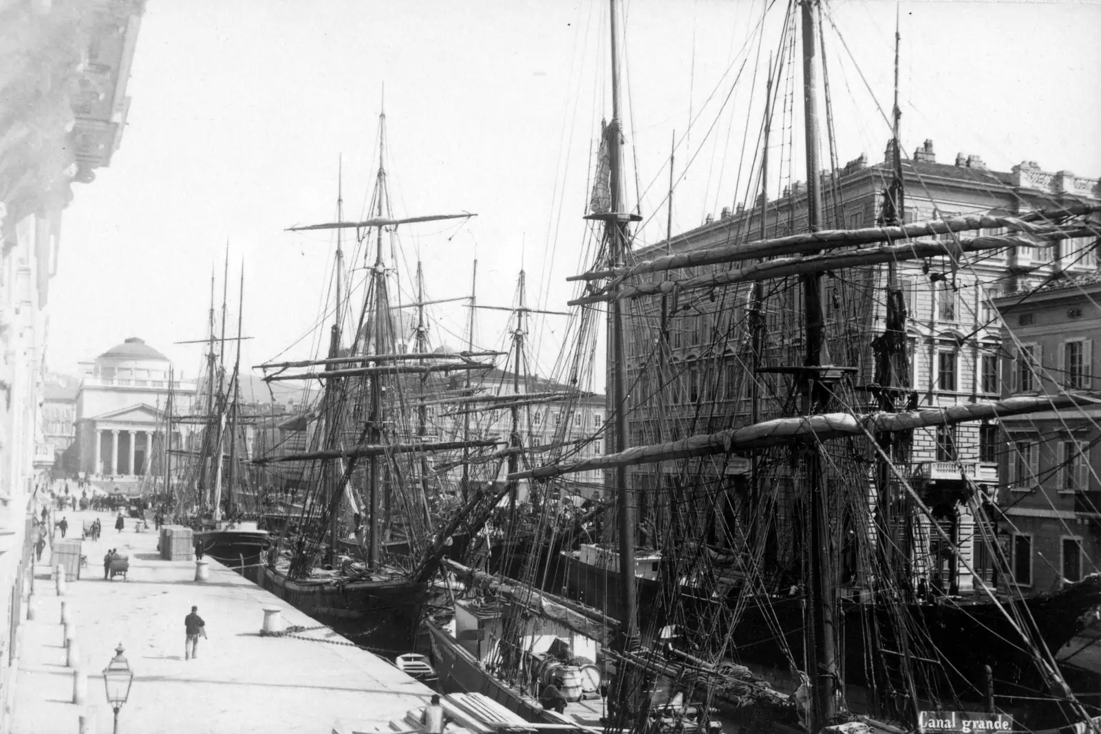 Velieri ormeggiati nel Canal Grande di Trieste in una fotografia dell'Ottocento.